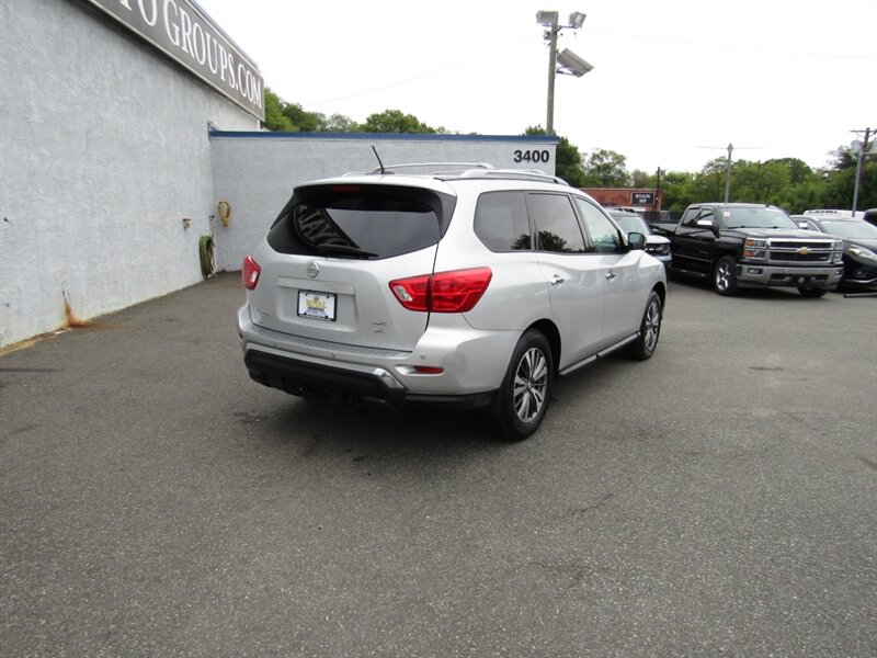 2017 Nissan Pathfinder SL photo 3