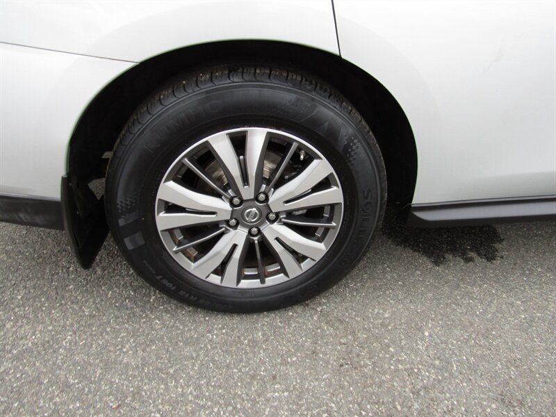 2017 Nissan Pathfinder SL photo 14
