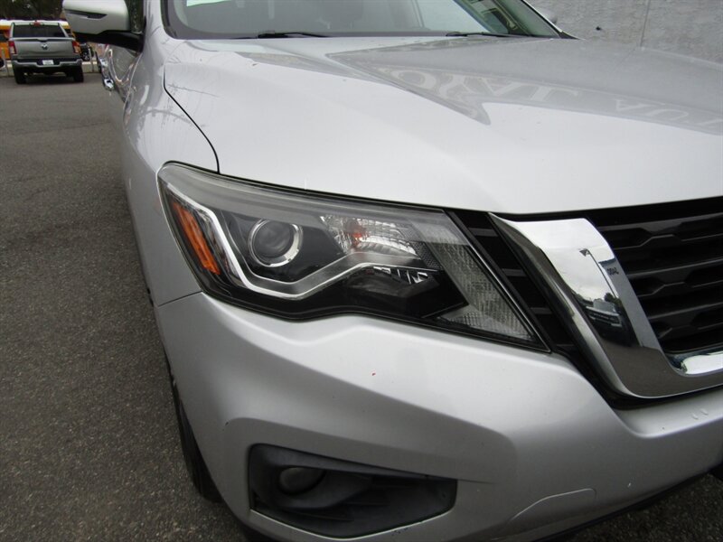 2017 Nissan Pathfinder SL photo 5
