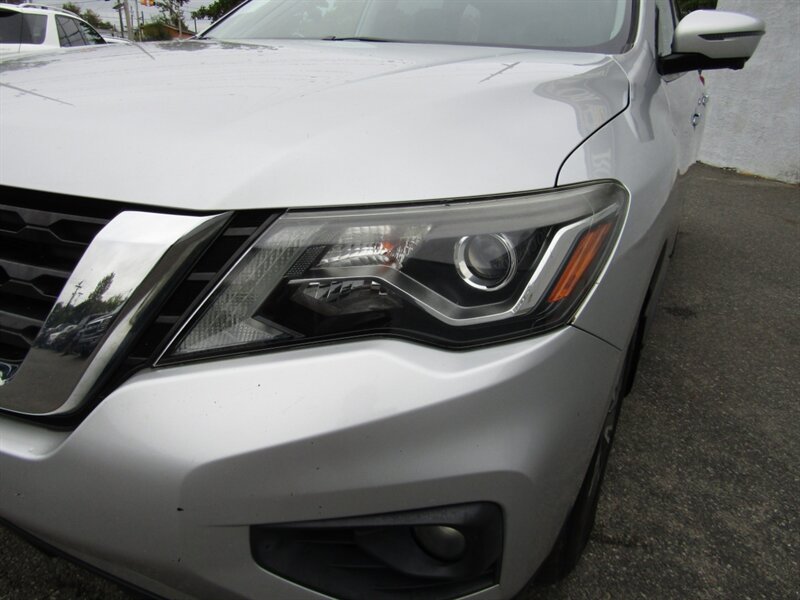 2017 Nissan Pathfinder SL photo 8