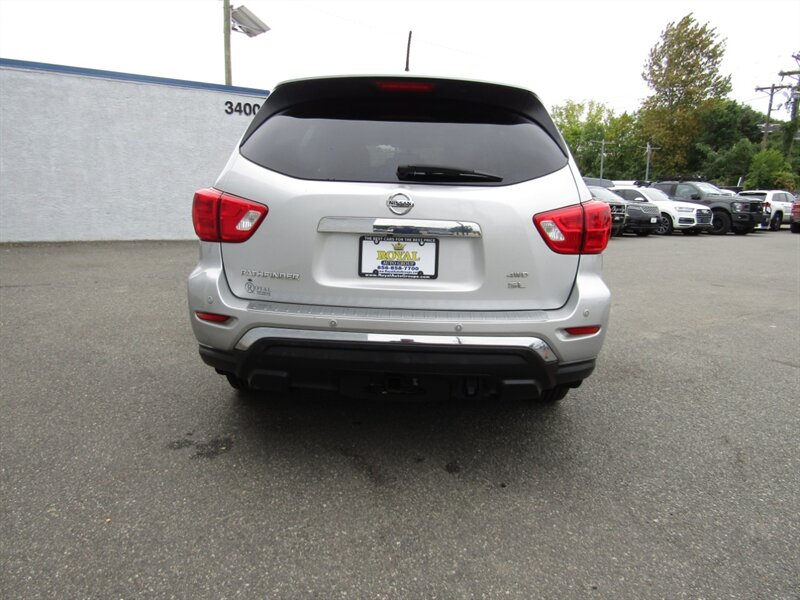 2017 Nissan Pathfinder SL photo 23
