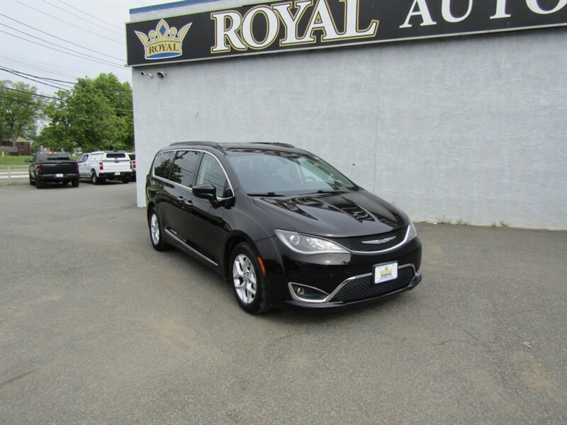 2017 Chrysler Pacifica Touring-L's photo
