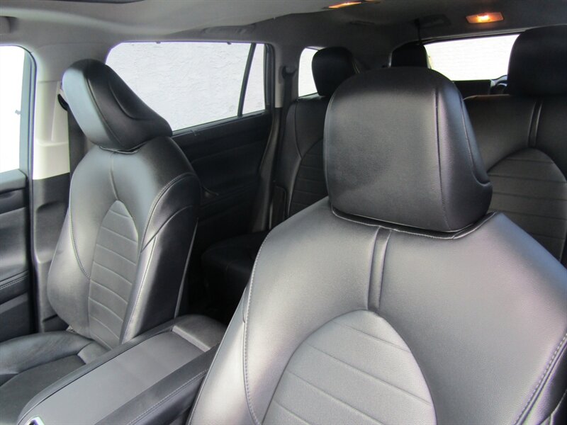 2021 Toyota Highlander XLE,NAV,DR ASST.PAG,TECH PKG,HUD,SILVER CERTIFIED - Photo 12 - Haddon Twp, NJ 08107