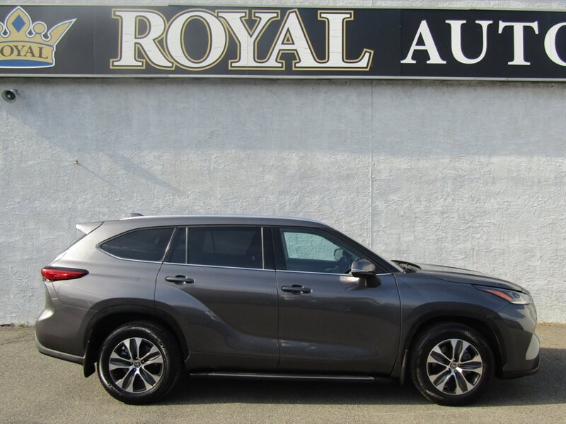 2021 Toyota Highlander XLE,NAV,DR ASST.PAG,TECH PKG,HUD,SILVER CERTIFIED - Photo 2 - Haddon Twp, NJ 08107
