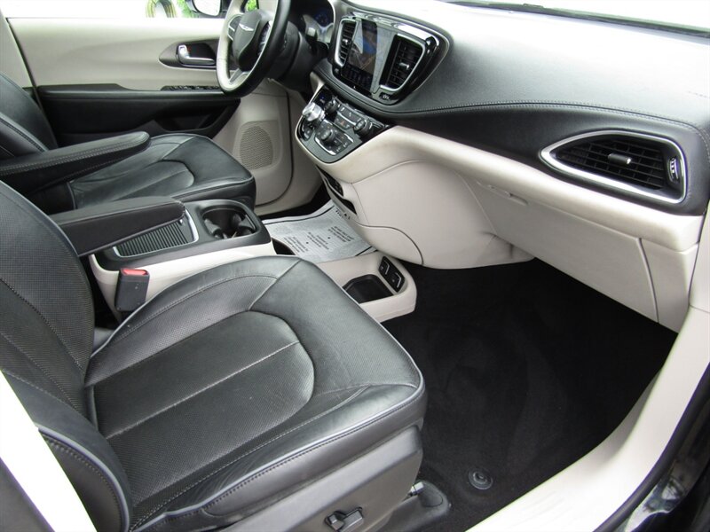 2018 Chrysler Pacifica LUX PKG,PANOROOF,TECH PKG,RVC,SILVER CERTIFIED - Photo 26 - Haddon Twp, NJ 08107