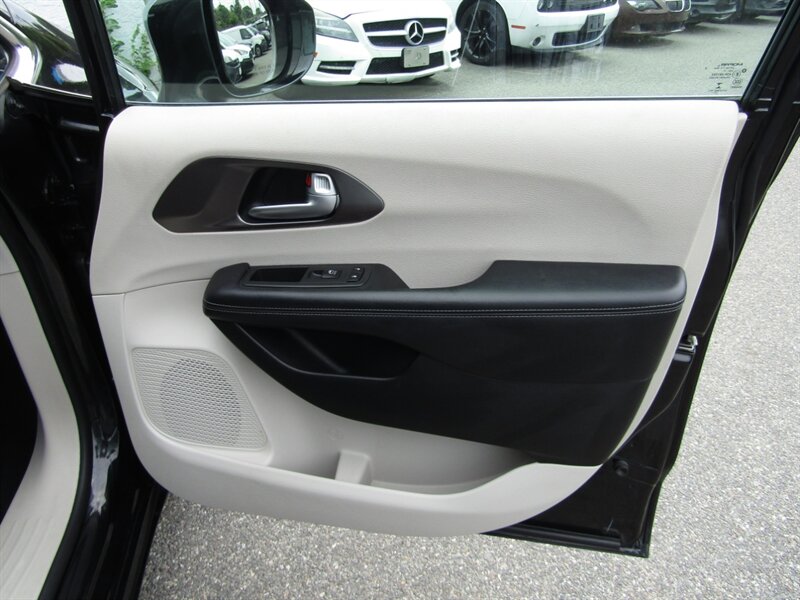 2018 Chrysler Pacifica LUX PKG,PANOROOF,TECH PKG,RVC,SILVER CERTIFIED - Photo 27 - Haddon Twp, NJ 08107