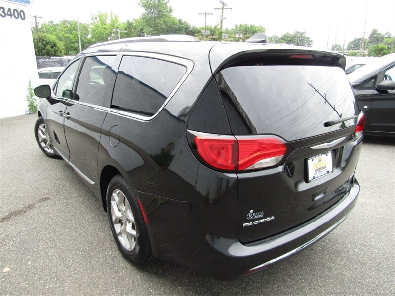 2018 Chrysler Pacifica LUX PKG,PANOROOF,TECH PKG,RVC,SILVER CERTIFIED - Photo 5 - Haddon Twp, NJ 08107