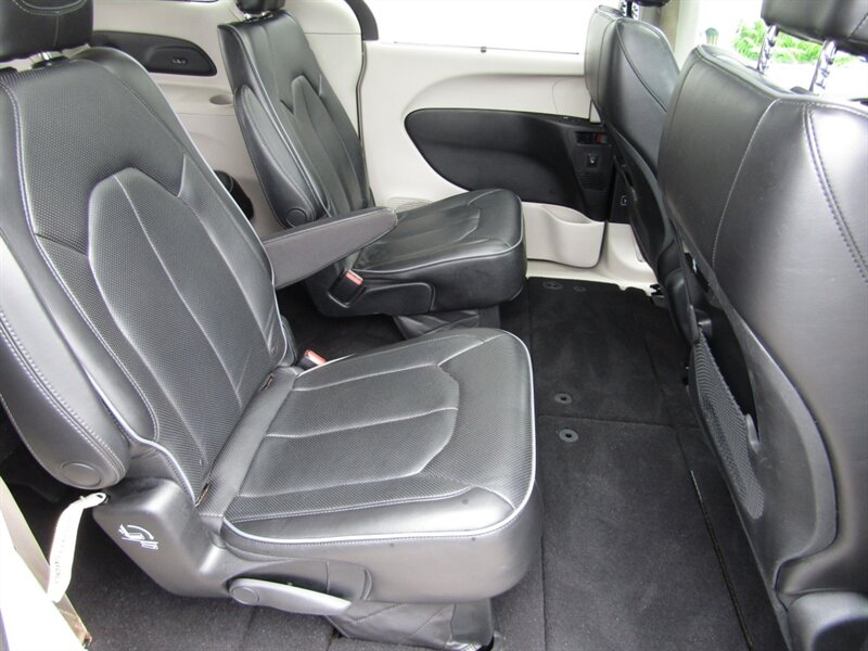 2018 Chrysler Pacifica LUX PKG,PANOROOF,TECH PKG,RVC,SILVER CERTIFIED - Photo 28 - Haddon Twp, NJ 08107