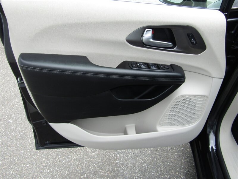 2018 Chrysler Pacifica LUX PKG,PANOROOF,TECH PKG,RVC,SILVER CERTIFIED - Photo 22 - Haddon Twp, NJ 08107