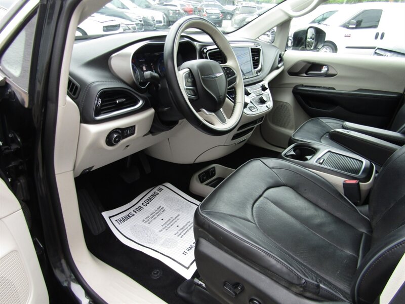 2018 Chrysler Pacifica LUX PKG,PANOROOF,TECH PKG,RVC,SILVER CERTIFIED - Photo 21 - Haddon Twp, NJ 08107