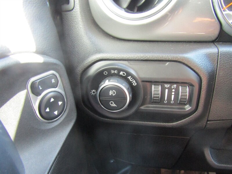 2021 Jeep Gladiator GLADIATOR OVERLAND,4X4 LOADED LEFTED - Photo 17 - Haddon Twp, NJ 08107