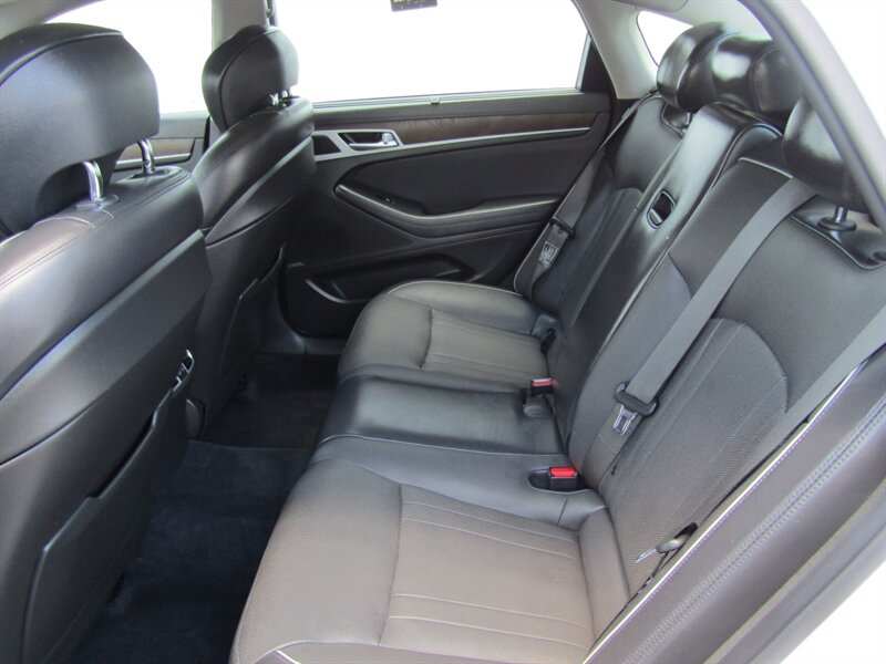 2015 Hyundai Genesis AWD,TECH PKG,ULTIMATE PKG,SILVER CERTIFIED - Photo 13 - Haddon Twp, NJ 08107