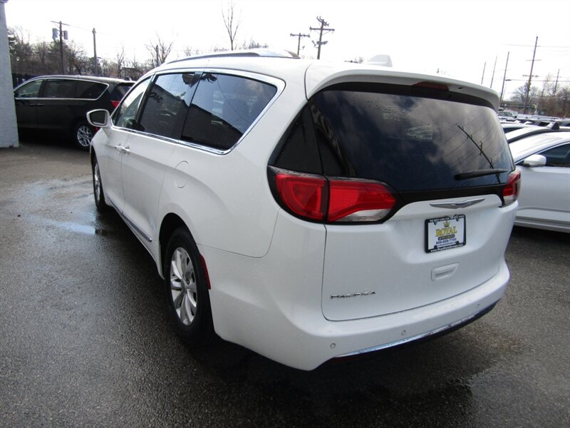 2018 Chrysler Pacifica Touring L - Photo 5 - Haddon Twp, NJ 08107