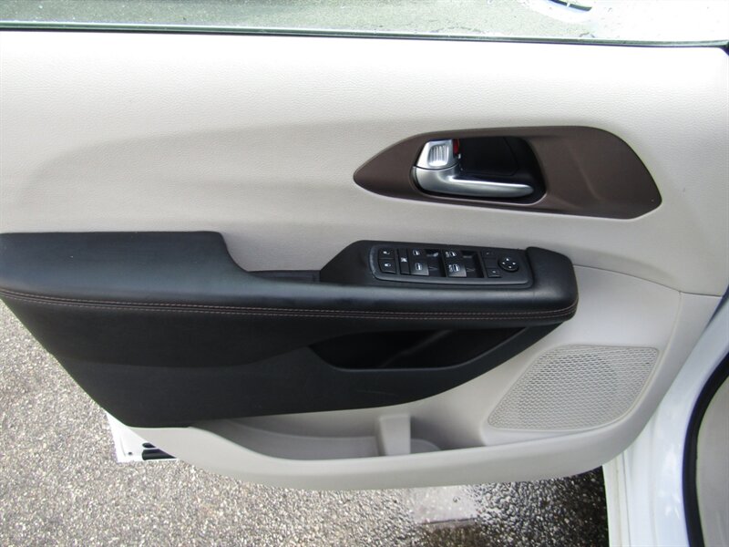 2018 Chrysler Pacifica Touring L - Photo 11 - Haddon Twp, NJ 08107