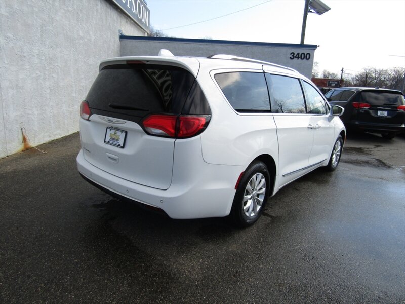2018 Chrysler Pacifica Touring L - Photo 7 - Haddon Twp, NJ 08107