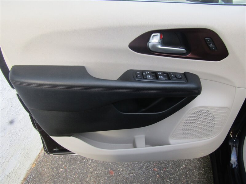 2017 Chrysler Pacifica LIMITED,DVD,NAV,TECH PKG,SILVER CERTIFIED - Photo 10 - Haddon Twp, NJ 08107
