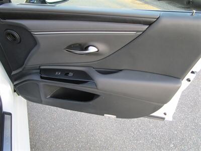 2025 Lexus ES ES350,D.ASST PKG,TECH PKG,HUD,RVC,SILVER CERTIFIED - Photo 21 - Haddon Twp, NJ 08107