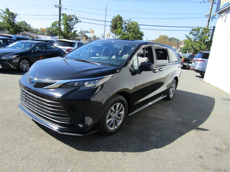 2025 Toyota Sienna XLE photo 2