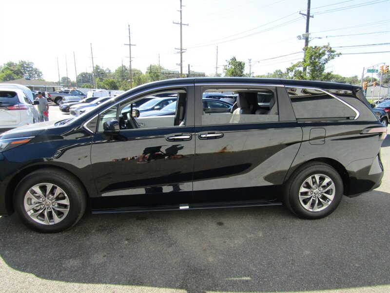 2025 Toyota Sienna XLE photo 3
