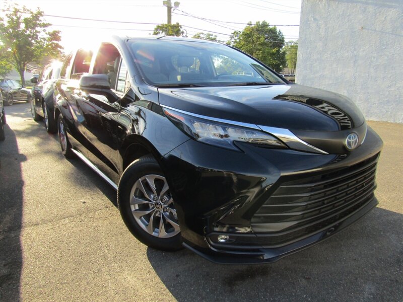2025 Toyota Sienna XLE,TECH PKG,8 PASS,RVC,SILVER CERTIFIED  