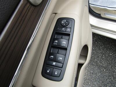 2014 Jeep Grand Cherokee OVERLAND,AWD,CONV PKG,PANO,SILVER CERTIFIED   - Photo 12 - Haddon Twp, NJ 08107