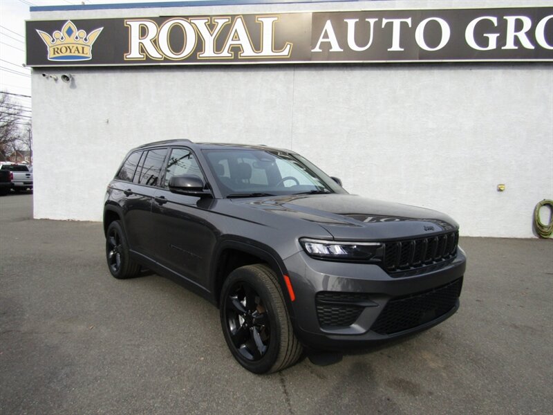 2022 Jeep Grand Cherokee Altitude's photo