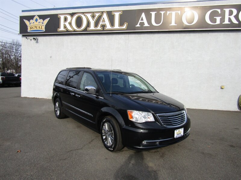 2014 Chrysler Town & Country Touring-L's photo