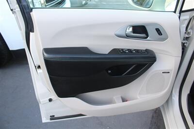 2020 Chrysler Pacifica Hybrid Limited   - Photo 14 - Sacramento, CA 95825