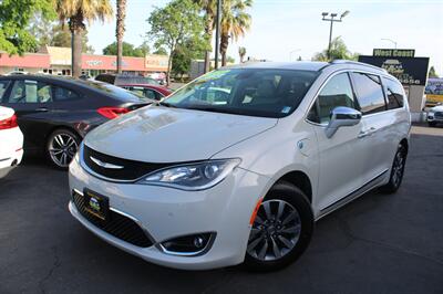 2020 Chrysler Pacifica Hybrid Limited   - Photo 2 - Sacramento, CA 95825