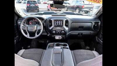 2022 Chevrolet Silverado 1500 Custom Trail Boss   - Photo 9 - Dodge City, KS 67801