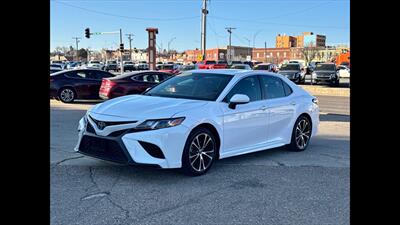 2018 Toyota Camry SE   - Photo 2 - Dodge City, KS 67801