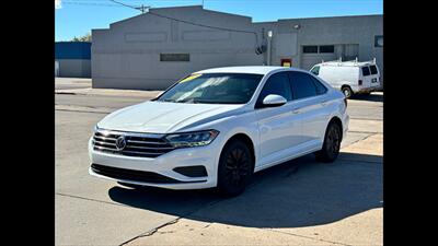 2019 Volkswagen Jetta SE   - Photo 2 - Dodge City, KS 67801