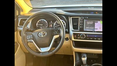 2015 Toyota Highlander XLE   - Photo 13 - Dodge City, KS 67801