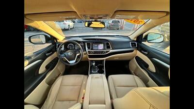 2015 Toyota Highlander XLE   - Photo 9 - Dodge City, KS 67801