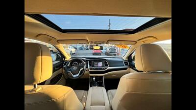 2015 Toyota Highlander XLE   - Photo 11 - Dodge City, KS 67801