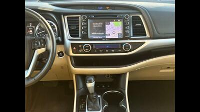 2015 Toyota Highlander XLE   - Photo 14 - Dodge City, KS 67801