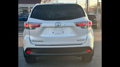 2015 Toyota Highlander XLE   - Photo 6 - Dodge City, KS 67801