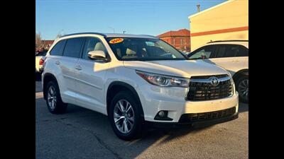 2015 Toyota Highlander XLE   - Photo 2 - Dodge City, KS 67801