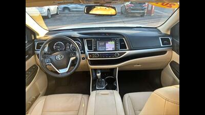 2015 Toyota Highlander XLE   - Photo 16 - Dodge City, KS 67801