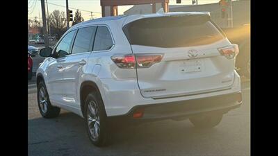 2015 Toyota Highlander XLE   - Photo 5 - Dodge City, KS 67801