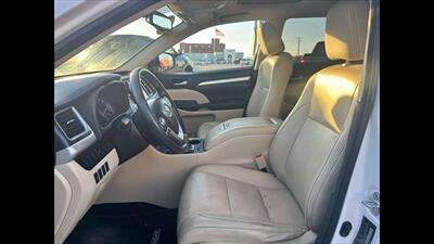 2015 Toyota Highlander XLE   - Photo 17 - Dodge City, KS 67801