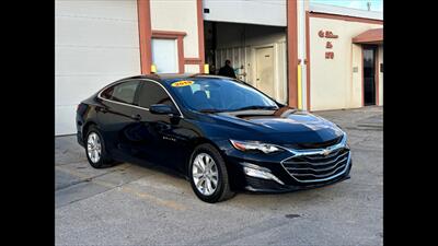 2019 Chevrolet Malibu LT   - Photo 2 - Dodge City, KS 67801