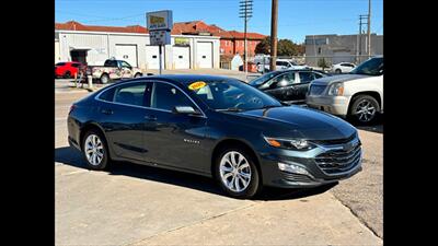 2020 Chevrolet Malibu LT   - Photo 2 - Dodge City, KS 67801