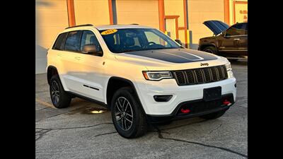 2018 Jeep Grand Cherokee Trailhawk   - Photo 2 - Dodge City, KS 67801