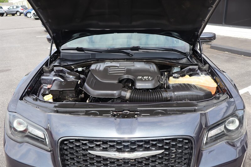 2018 Chrysler 300 Series S - Photo 11 - Hickory, NC 28601