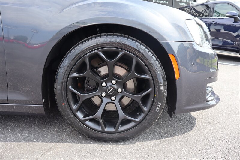2018 Chrysler 300 Series S - Photo 6 - Hickory, NC 28601