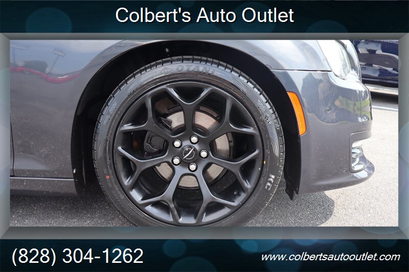 2018 Chrysler 300 Series S - Photo 6 - Hickory, NC 28601