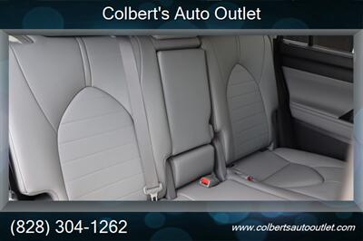 2020 Toyota Highlander XLE   - Photo 19 - Hickory, NC 28601