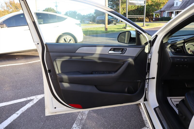 2018 Hyundai SONATA Limited 2.0T+ - Photo 16 - Hickory, NC 28601