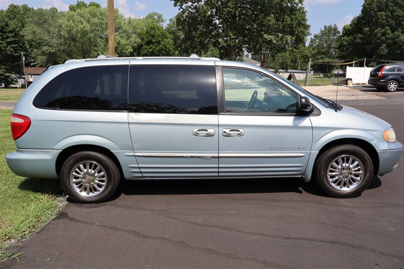 2001 Chrysler Town & Country Limited - Photo 9 - Hickory, NC 28601